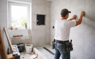salle-bain-renovation-ouvrier-douche