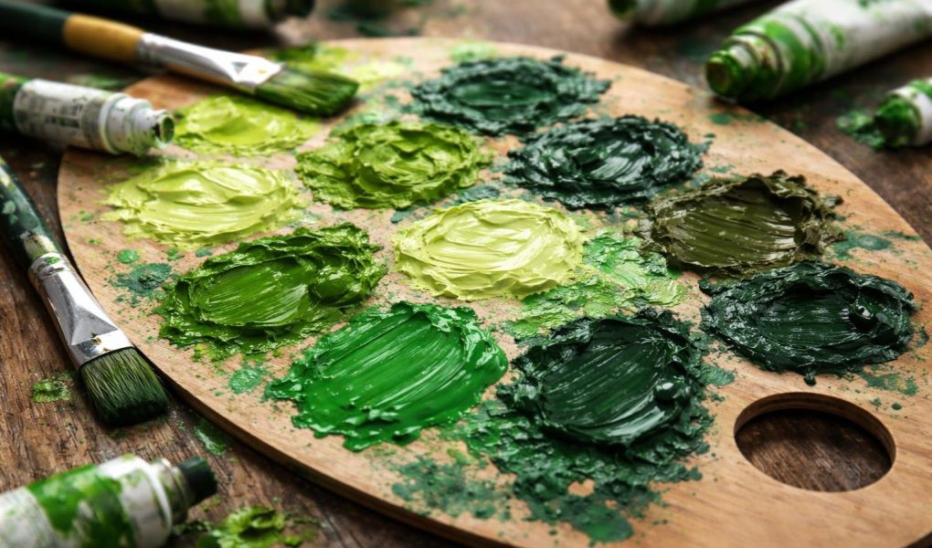palette-peinture-tons-vert-pinceaux