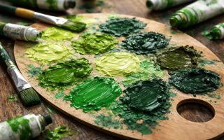 palette-peinture-tons-vert-pinceaux