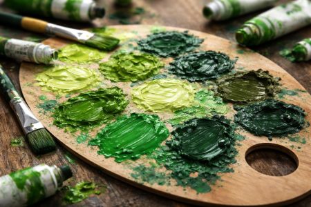palette-peinture-tons-vert-pinceaux